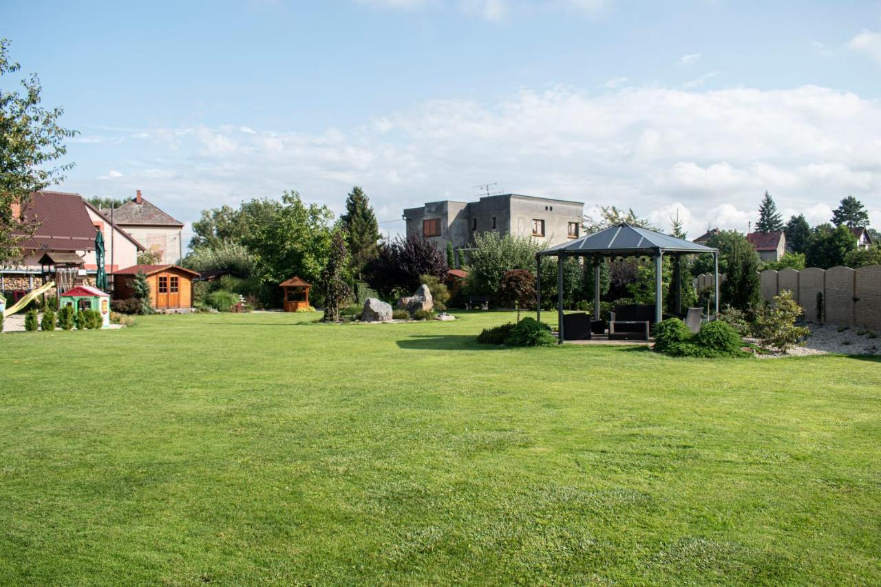 Hostinec A Penzion U Sv. Mikulase Hotel Hať Buitenkant foto