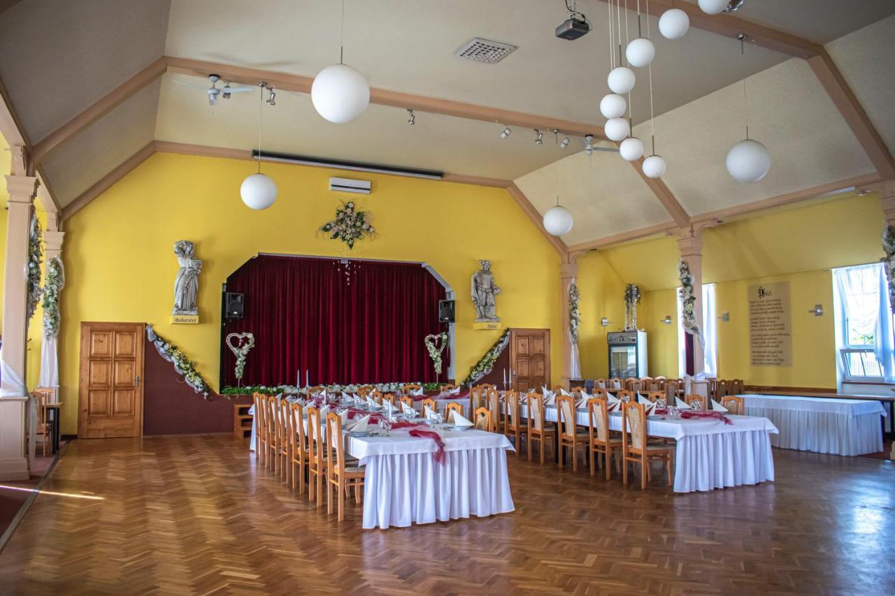 Hostinec A Penzion U Sv. Mikulase Hať Buitenkant foto