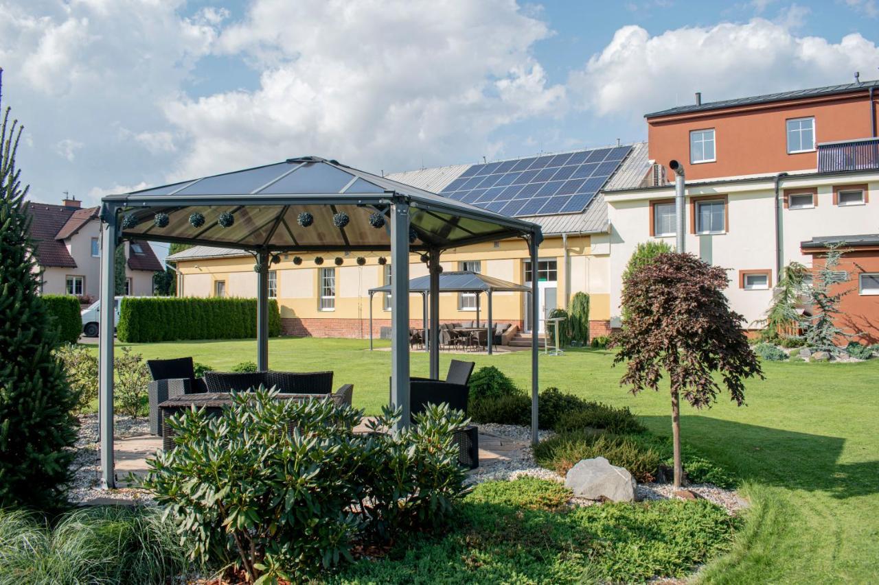 Hostinec A Penzion U Sv. Mikulase Hať Buitenkant foto