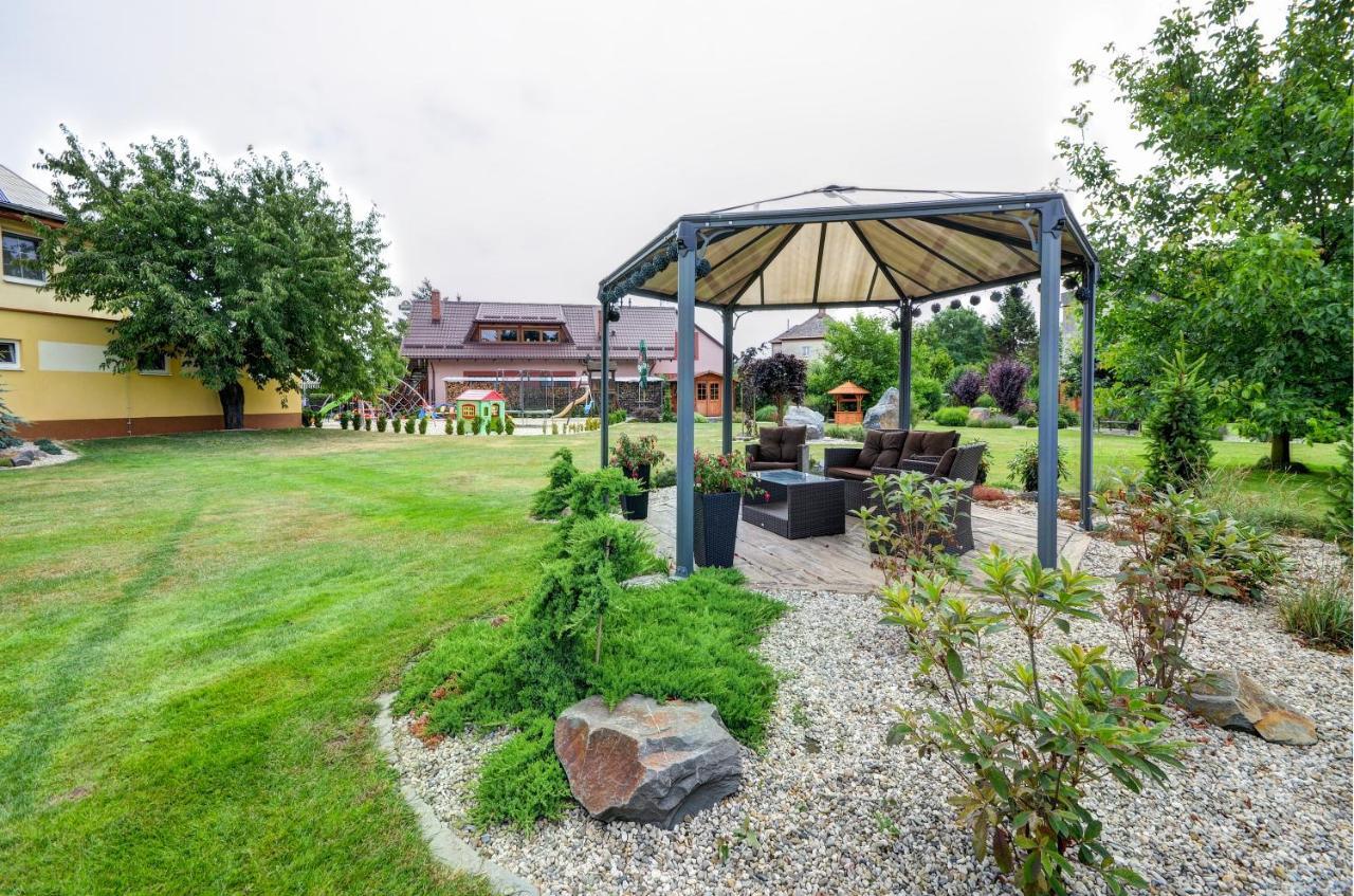 Hostinec A Penzion U Sv. Mikulase Hať Buitenkant foto