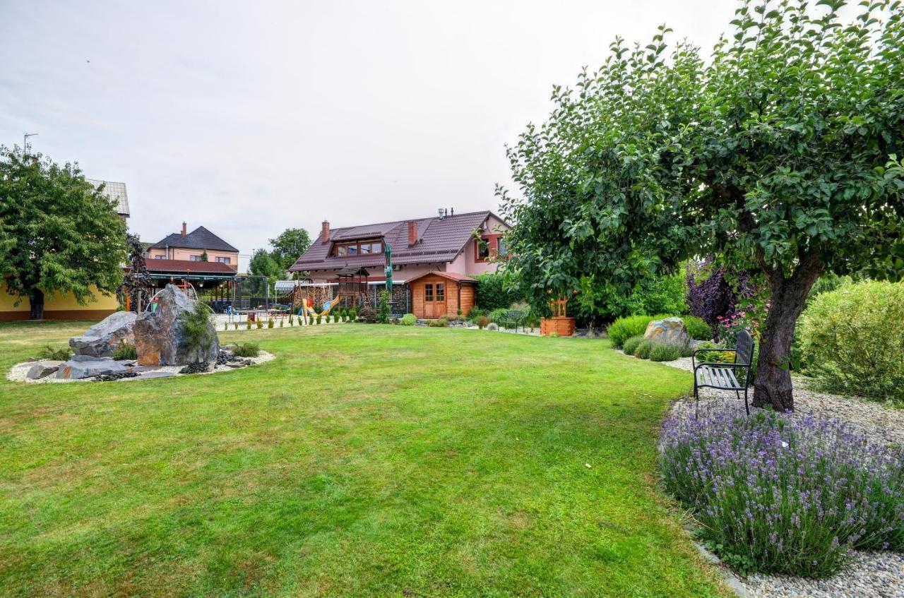 Hostinec A Penzion U Sv. Mikulase Hotel Hať Buitenkant foto